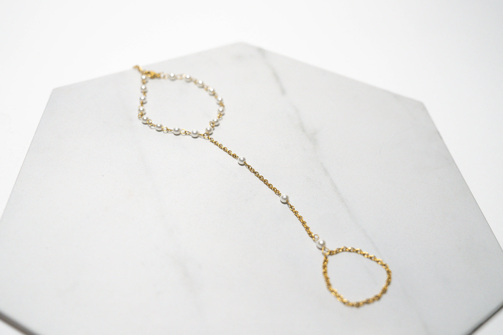 Perla Hand Chain